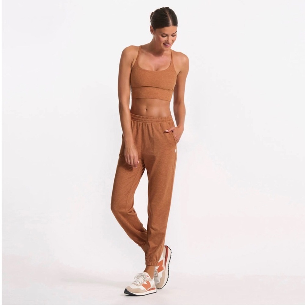 NWOT Vuori Boyfriend Jogger. Size XS in Palo Santo Heather. Currently in stores!